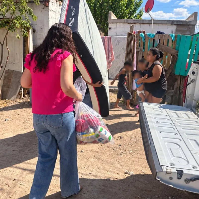 Entrega de un colchón y una despensa a una familia